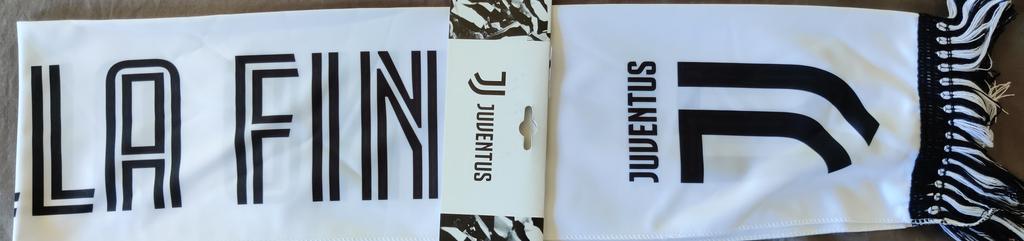 juvefcdotcom's tweet image. Time to give away another Juventus scarf. Just follow and retweet, that's it. Winner will be picked at the end of the week. 👊⚫⚪