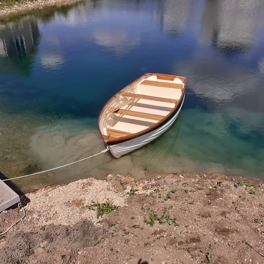 SedgemoorBoats's tweet photo. Photos showing this lovely SB380 loaded ready for delivery and delivered and launched at the Cotswold Water Park. Her new owners love her and she certainly looks good afloat in the sunshine. #rowingboatbuilder #anglingboatbuilder #troutboat #CotswoldWaterPark #SouthCernelakes https://t.co/V0eU4swNH7