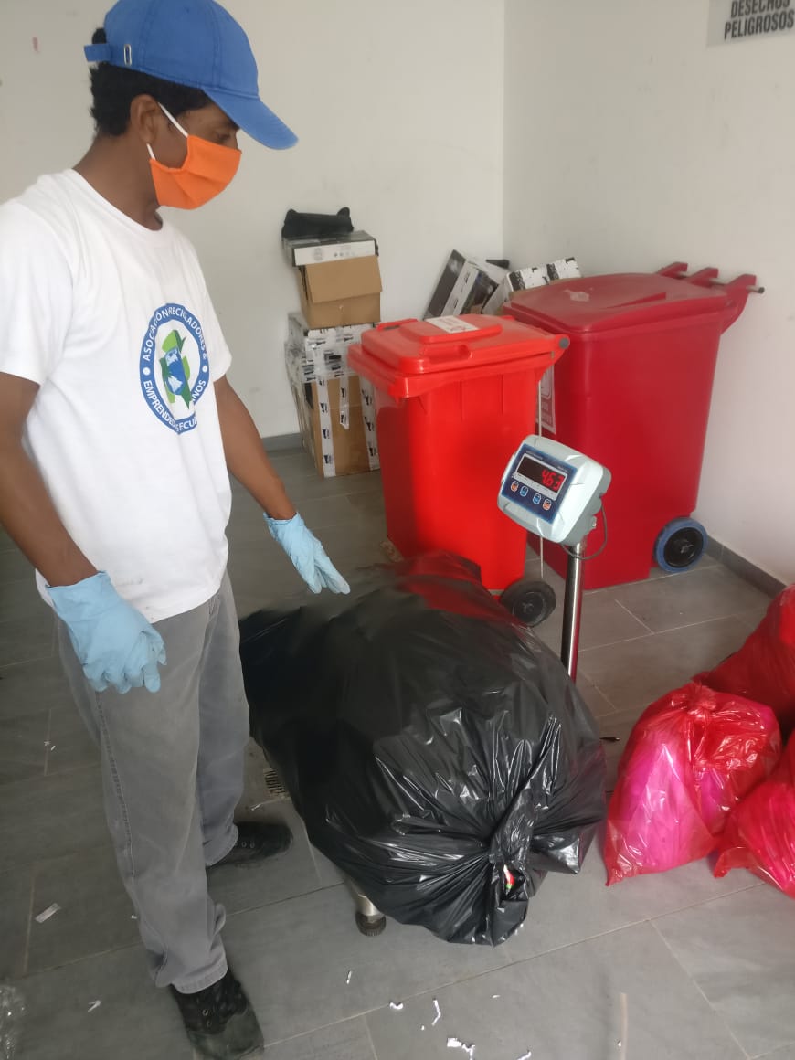 FlopecEp's tweet photo. 🌴[PLAYA LAS PALMAS] ASOLIMARI de #Esmeraldas, aprovecha los residuos plásticos, cartón y papel, generados en el complejo turístico y edificio administrativo. Hoy, retiraron de nuestras bodegas 97,84 Kg., de desechos clasificados, para reciclar y reusar. #AEcuadorLoSacamosTodos https://t.co/81GB636dhM