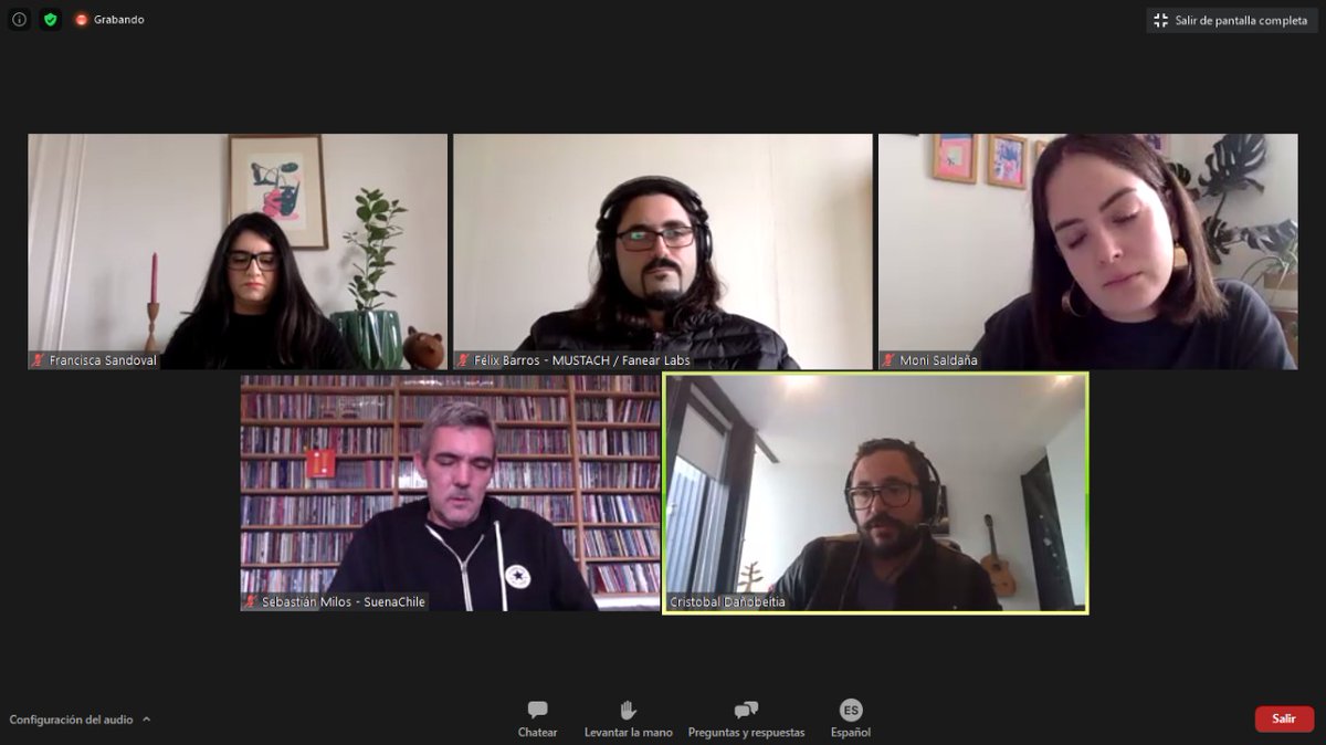 Desde el escenario 2 de #MUdaL: Francisca Sandoval de <a href="/_chilemusica/">Chilemúsica</a> <a href="/IMICHILE/">IMICHILE</a>, <a href="/FelixBarros/">Félix Barros</a> de @fanearlabs, Cristóbal Dañobeitia <a href="/cristobaldanob1/">cristobal danobeitia</a>, @sebamilos de <a href="/suenachileapp/">Suena Chile</a> <a href="/portaldisc/">PortalDisc</a> y <a href="/la_moni/">Moni Saldaña</a> de <a href="/Nrmal/">NRMAL</a> hablando sobre “Asociatividad y Tecnología: La Apuesta Chilena” 🇨🇱🎶