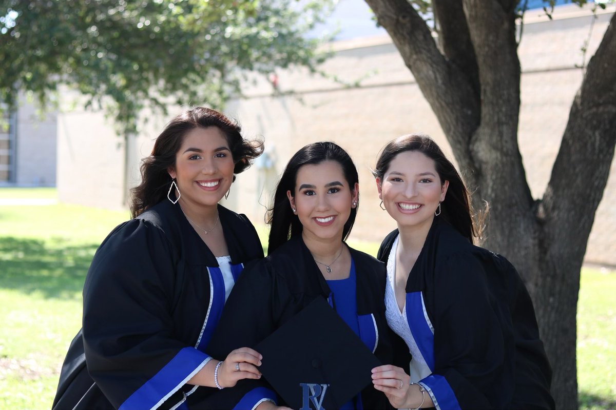 skye_lunaaa's tweet photo. we did it! so glad to have had my best friends by my side and can’t wait to see what the future holds 🎓 #2020 https://t.co/rWOHbko3uw