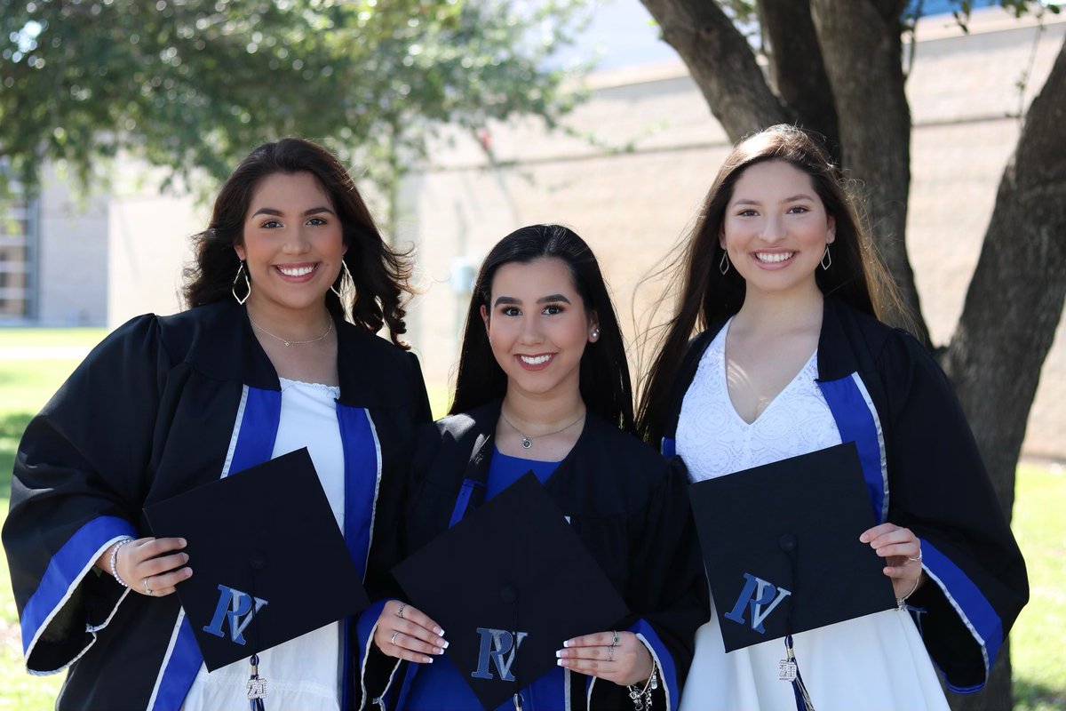 skye_lunaaa's tweet photo. we did it! so glad to have had my best friends by my side and can’t wait to see what the future holds 🎓 #2020 https://t.co/rWOHbko3uw