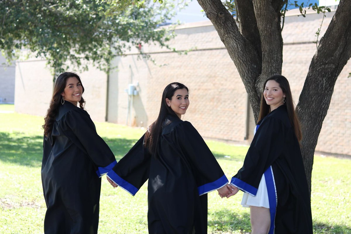 skye_lunaaa's tweet photo. we did it! so glad to have had my best friends by my side and can’t wait to see what the future holds 🎓 #2020 https://t.co/rWOHbko3uw