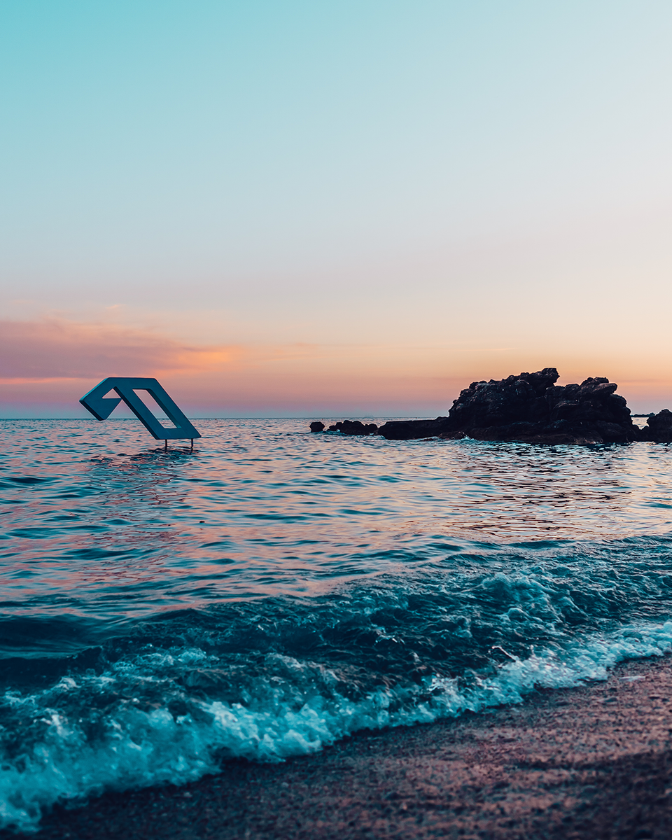 Anjunadeep's tweet photo. A fresh crop of summery selections, now streaming in our Summer Chillout playlist. Featuring new additions from Jayda G, @SolomonGreyBand, @Joehotchip, @einmusik, @lycoriscoris and more: https://t.co/Y5okImXqTB https://t.co/RLvjbgwqeU