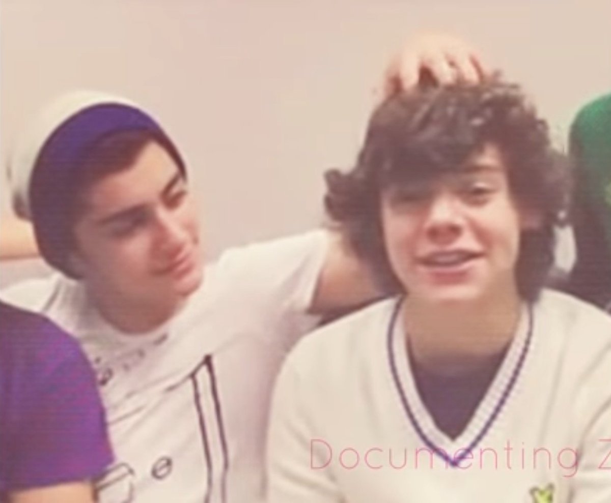 there's not much not to love about harry about his curls>>>>Z agrees right? #ZarryFriendship