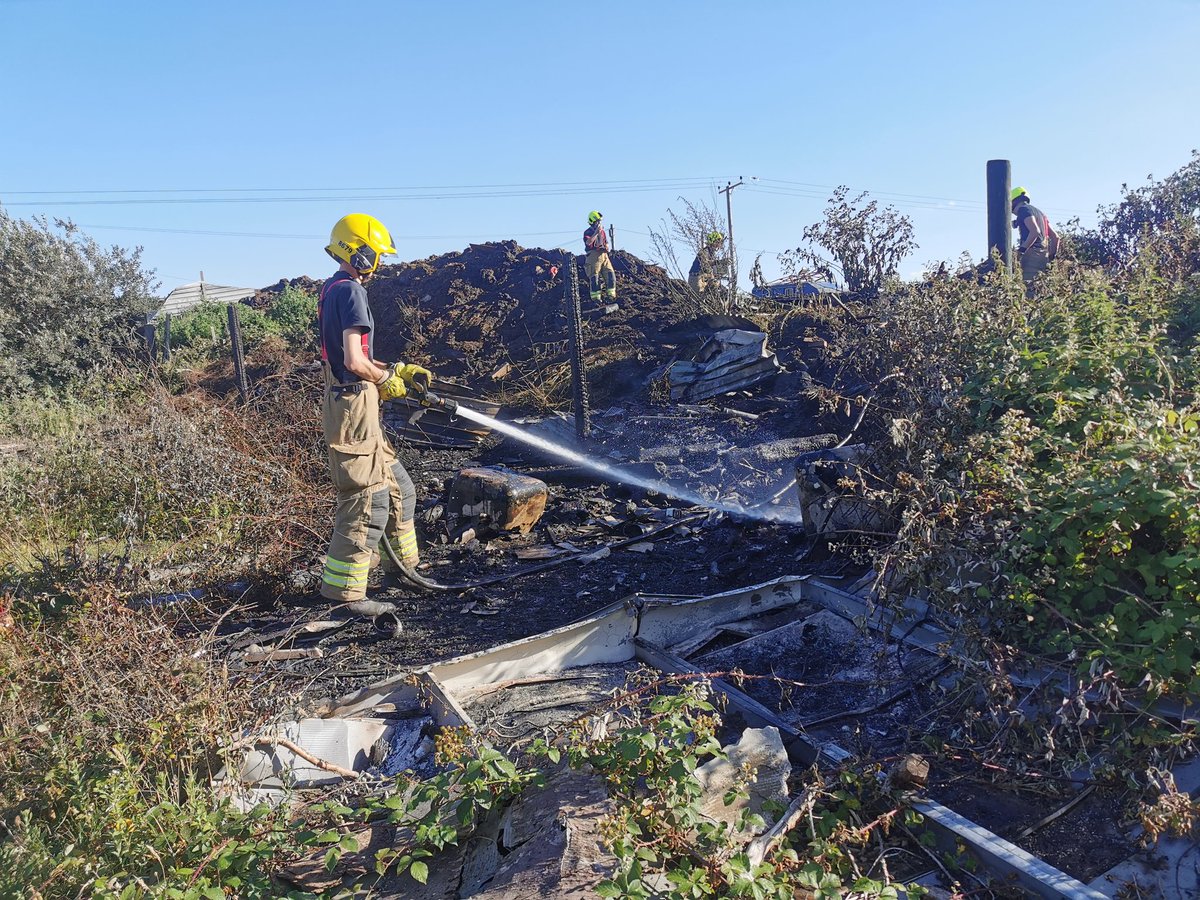 Tadley12's tweet photo. #Belllsdown 16:01 - Fire in the open, Paices Hill. On arrival, deep seated fire of approx 20m x 20m shrub, various waste including 3x butane cylinders and a manure pile. Make Pumps 2 and water carrier. 2x HRJ used. Stop message passed to @RBFRSofficial, now making up.
ππ©π₯π₯π₯ https://t.co/p9bDck2YxZ