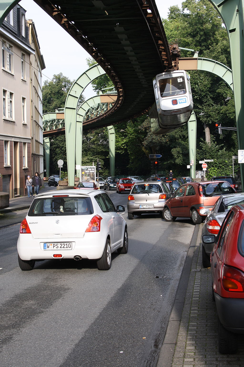 De baan ligt dus grotendeels boven de rivier de Wupper, wat wel zo efficiënt is qua ruimte. In het westen van de stad ligt de baan boven de weg, wat helemaal bijzondere plaatjes oplevert.