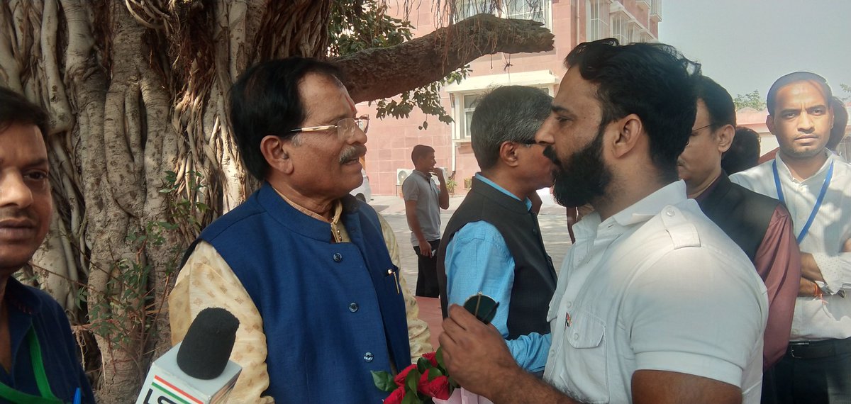 bharatbeniwal_'s tweet photo. माननीय मंत्री @shripadynaik जी आयुष के सभी छात्र-छात्राओं को कोरोना के संकटकाल में उनके स्वास्थ्य व भविष्य का ध्यान रखते हुए प्रमोट करने की माँग करते हैं पूरे देश मैं सभी विश्वविद्यालय छात्रों को प्रमोट कर रहे हैं निवेदन है आयुर्वेद के सभी छात्रों को प्रमोट किया जाना चाहिए ! https://t.co/KvFHzIhiMe