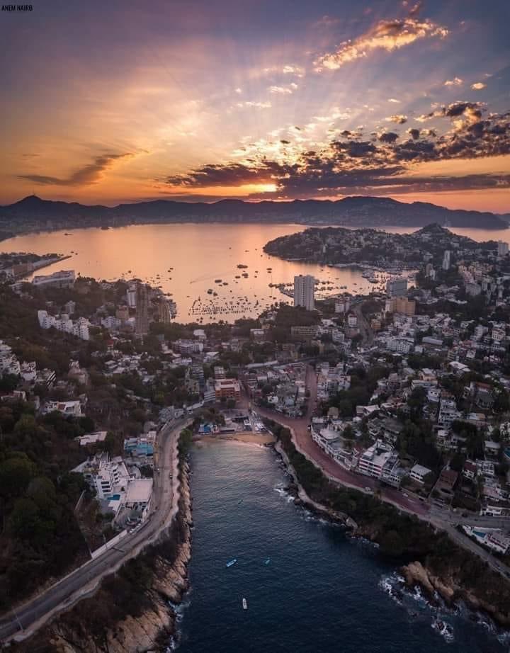 visitingmexico's tweet photo. Atardecer en Acapulco 😍

Foto de Anem Kairb https://t.co/5MPt4qle2v