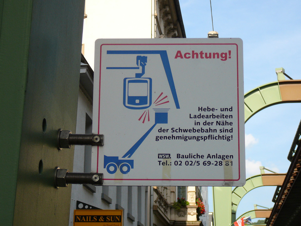 De baan ligt dus grotendeels boven de rivier de Wupper, wat wel zo efficiënt is qua ruimte. In het westen van de stad ligt de baan boven de weg, wat helemaal bijzondere plaatjes oplevert.