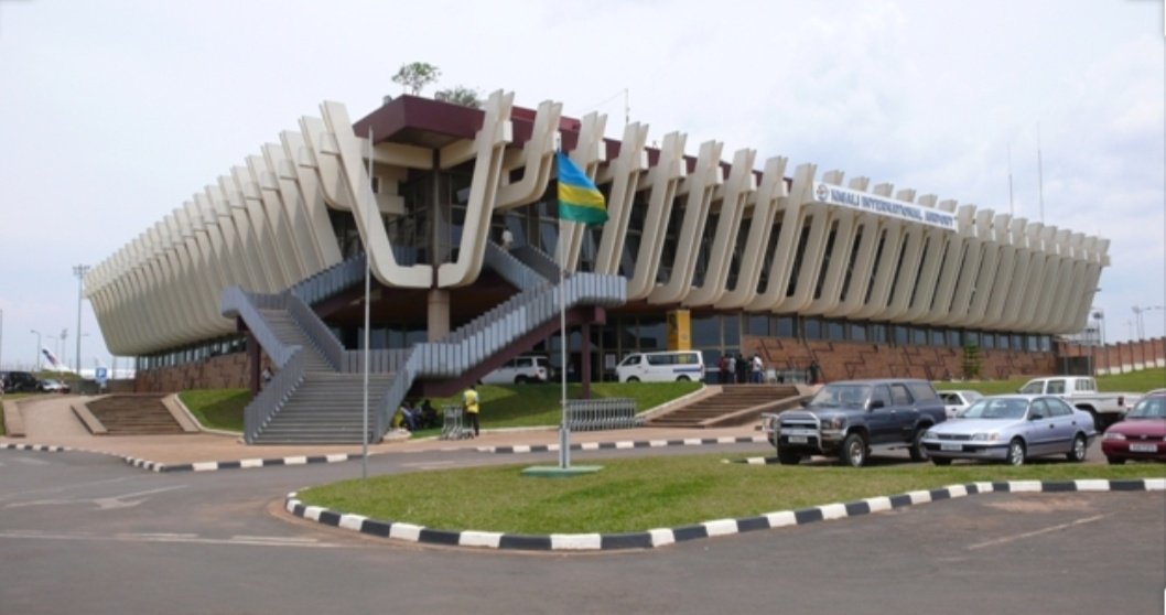 Ikibuga mpuzamahanga cya #Kigali  kiritegura kongera gufungura imirimo yacyo tariki ya 1Kanama 2020 . IROBO yitwa #Urumuri izaba yifashishwa mugupima ibimenyetso bya #COVID__19 birimo #Umuriro mwinshi  oyeee #Rwanda yacu