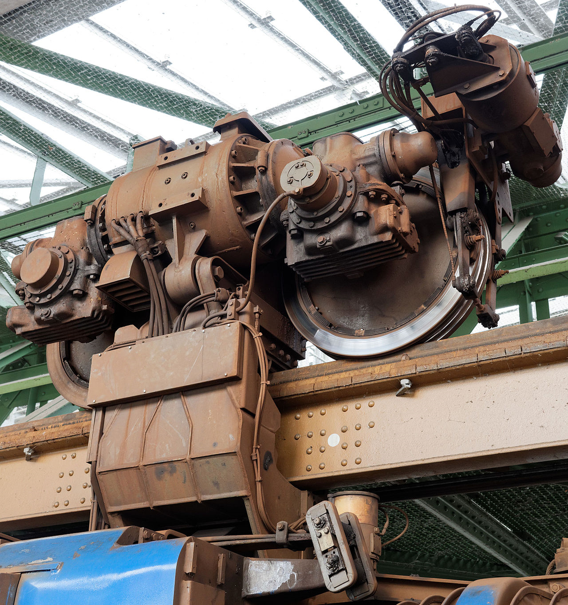 Een beetje techniek: detail van het draaistel, inclusief de electromotor, dat zich dus boven de trein bevindt. De wielen hebben (itt tot reguliere treinen) een flens aan beide kanten, die zorgt dat de trein op de rail blijft lopen.