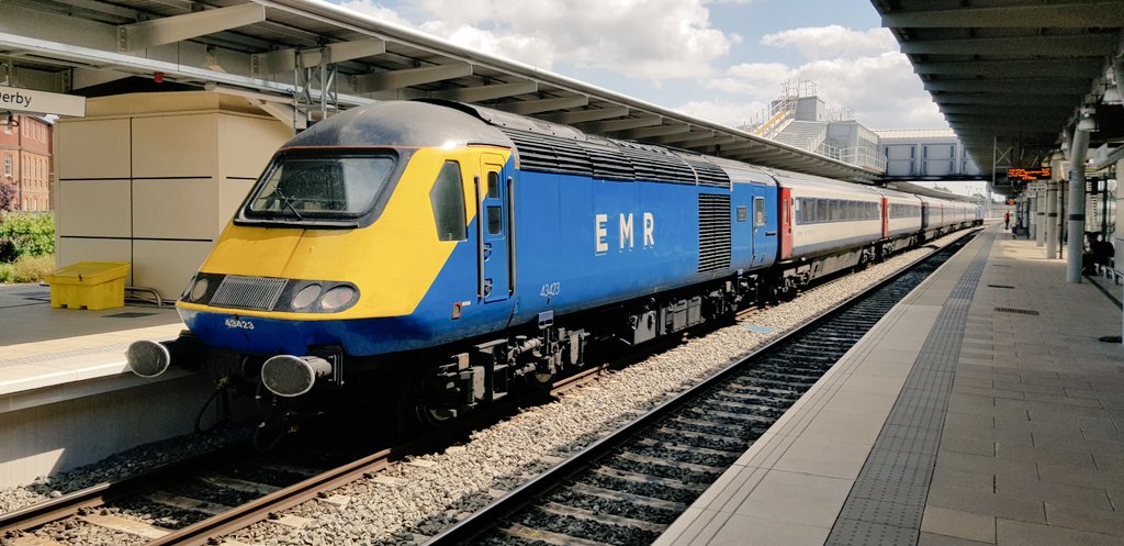 SoleCrowleSoul's tweet photo. Smart EMR buffer fitted HST power car 43423, bringing up the rear of a St.Pancras service at Derby this afternoon. #HST #ProperTrain https://t.co/7iNQBYaRGh