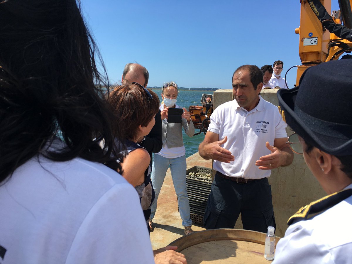 Les spécificités de la filière ostréicole ont été présentées : agriculteurs de la Mer, production intégrée respectueuse et dépendante de son environnement et de la qualité du milieu, les produits avec les démarches qualité, nos marques et les dégustations du Bassin d’Arcachon.