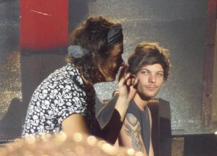 carstairsbeca's tweet photo. — louis e harry se olhando como se o outro fosse o centro do universo: a thread https://t.co/0JU2ovMr6P
