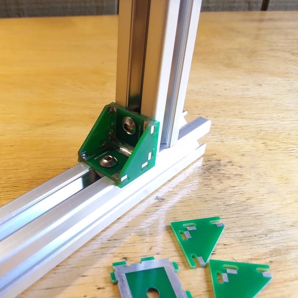 apprenticeofall's tweet photo. Circuit boards, but not for circuits.
.
I’ve been playing around with some ideas for using printed circuit boards (PCBs) in unusual ways. This is a corner bracket design I made for use with 2020 aluminum t-slot extrusion. The soldered joints aren’t super… https://t.co/x1J9WtjHDj https://t.co/t8CZYsCZku