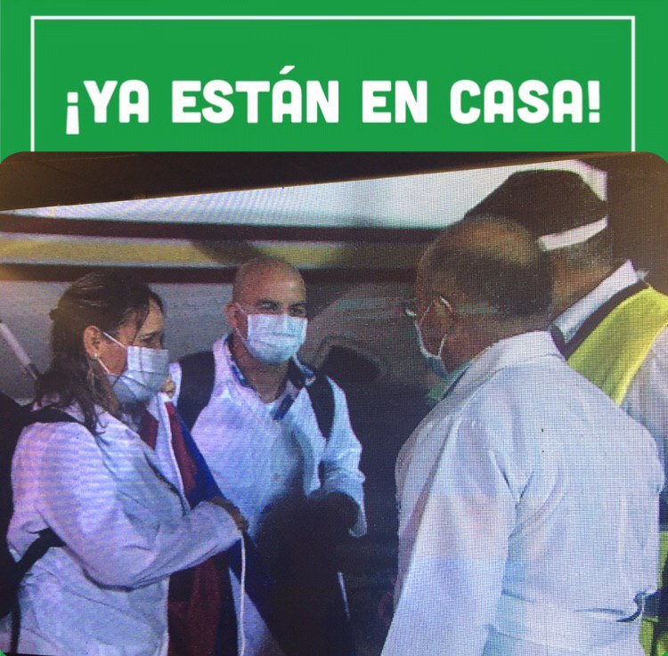 Ya están en casa los colaboradores de la Brigada Henry Reeve que laboraron en #SanVicenteyLasGranadinas. 
Bienvenidos a la Patria. #Cuba los recibe orgullosa  

#DeZurdaTeam 🤝