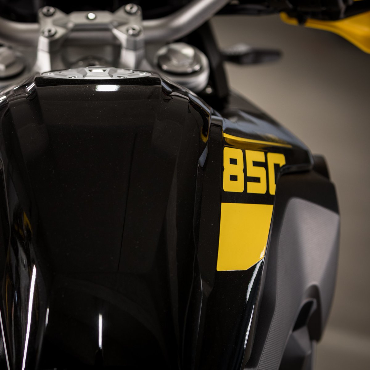 BMWMotorrad's tweet photo. Take a closer look and uncover the striking details on the new 40 Years GS editions! Share the #SpiritofGS, experience new adventures, and discover the unknown. #MakeLifeARide #40yearsofGS #BMWMotorrad https://t.co/Ips4oNk6HV