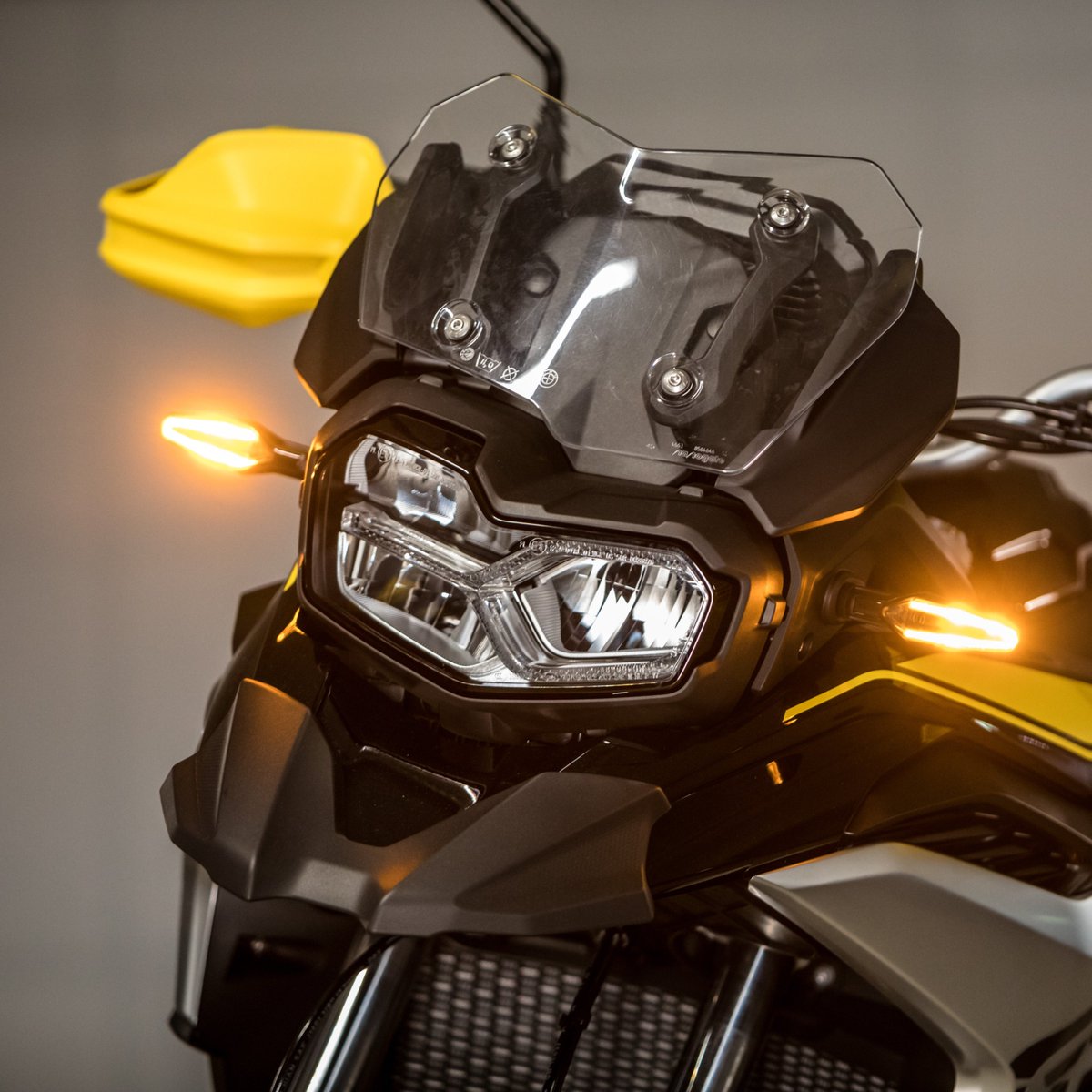 BMWMotorrad's tweet photo. Take a closer look and uncover the striking details on the new 40 Years GS editions! Share the #SpiritofGS, experience new adventures, and discover the unknown. #MakeLifeARide #40yearsofGS #BMWMotorrad https://t.co/Ips4oNk6HV