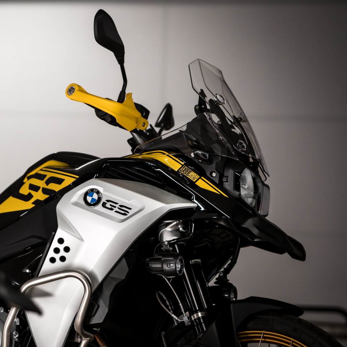 BMWMotorrad's tweet photo. Take a closer look and uncover the striking details on the new 40 Years GS editions! Share the #SpiritofGS, experience new adventures, and discover the unknown. #MakeLifeARide #40yearsofGS #BMWMotorrad https://t.co/Ips4oNk6HV