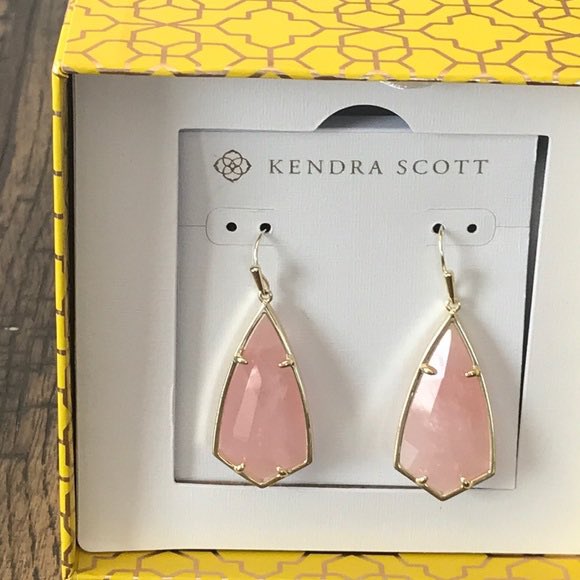 2020_jag's tweet photo. Do you love Kendra Scott? One of these beauties could be yours! 💙🖤🤍💗
#SpreadTheWord https://t.co/2DWnB2hzES