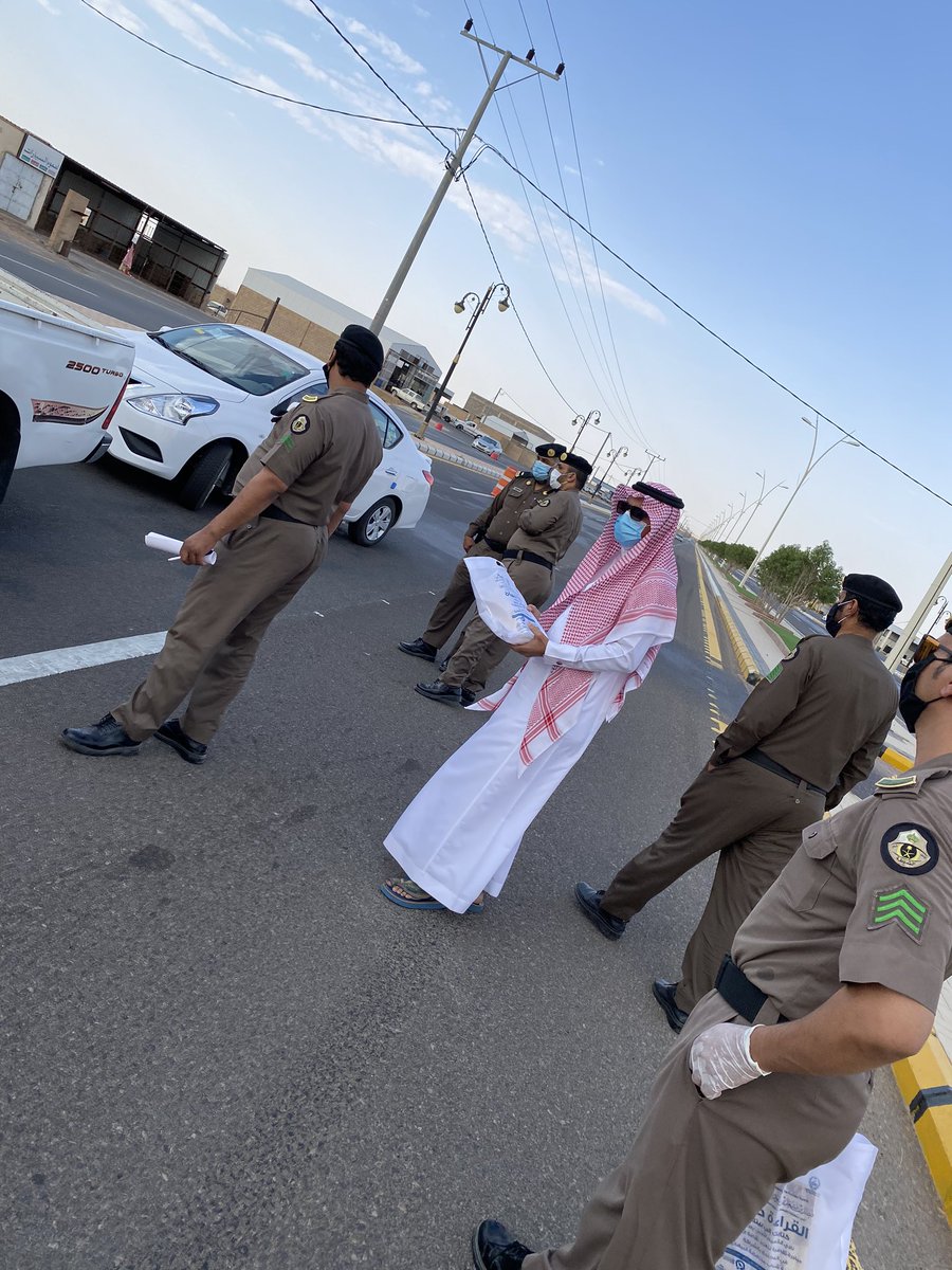 شارك سعادة رئيس #مركز أبانات الأستاذ حسين بن مرزوق العتيبي ومساعد مدير الشرطة المقدم عيسى المطيري لجنة شباب النبهانية في توزيع الكتب الخاصة بمبادرة صاحب السمو الملكي #الأمير الدكتور فيصل بن مشعل بن سعود #القراءة_حياة #أمير_منطقة_القصيم #رئيس مجلس شباب القصيم وذلك في مركز أبانات.