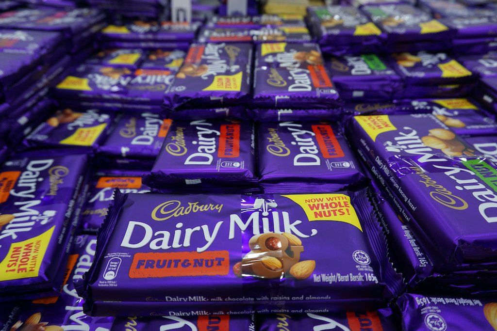 confectionprod's tweet photo. Global confectionery group Mondelēz International has moved to pledge its multipack chocolate bars will all be under 200 calories by the end of 2021 @MDLZ #chocolate #confectionery #caloriereduction #sweets #healthierchoices #confectioneryproduction....https://t.co/JRJTFPpZGu https://t.co/8hzvFGimro