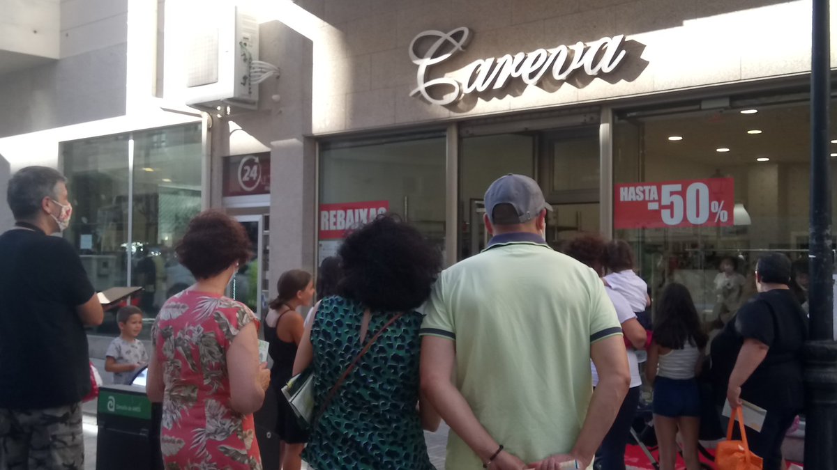 redenasa's tweet photo. Coa calor do día e da xente comeza o #EscapÁrate no Milladoiro cos #ArrepentementosDePadrón pendurados dunha percha #AmesON #Chévere #TeatroComercioDeProximidade https://t.co/0SJYsr50GN