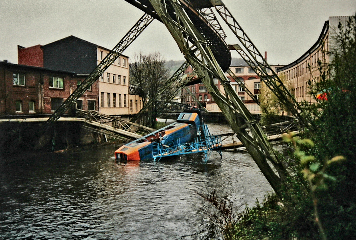 Minder hilarisch was het eerste dodelijke ongeluk in 1999, bijna 100 jaar na de opening. Bij werkzaamheden was vergeten een werktuig van de baan te halen. De eerste trein erna ontspoorde en stortte in de Wupper. Vijf mensen overleefden het niet, 47 raakten vaak ernstig gewond.