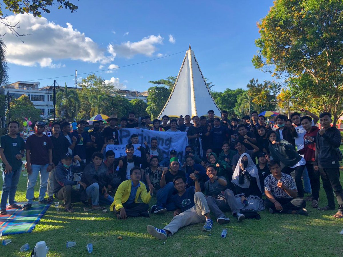 ArdianRocky's tweet photo. Generasi pejuang ulayat negeri bertuah siberakun
#lepaskan5pejuangulayatsiberakun
#usirdutapalma https://t.co/ibMiH8lSVx