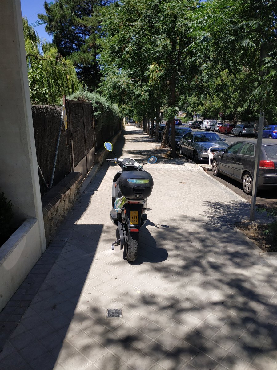 vpanadero's tweet photo. @e_Cooltra nuevamente otra moto aparcada en medio de una acera, por favor tomen las medidas pertinentes contra el último usuario por falta de civismo. Está mañana a las 13,30 en la calle Nuria 93 en Mirasierra, Madrid https://t.co/kuiaPR1L0x