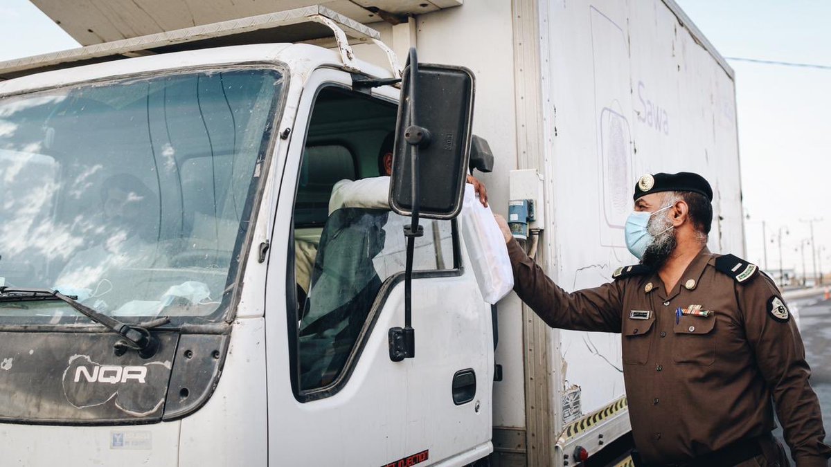 شارك سعادة رئيس #مركز أبانات الأستاذ حسين بن مرزوق العتيبي ومساعد مدير الشرطة المقدم عيسى المطيري لجنة شباب النبهانية في توزيع الكتب الخاصة بمبادرة صاحب السمو الملكي #الأمير الدكتور فيصل بن مشعل بن سعود #القراءة_حياة #أمير_منطقة_القصيم #رئيس مجلس شباب القصيم وذلك في مركز أبانات3️⃣