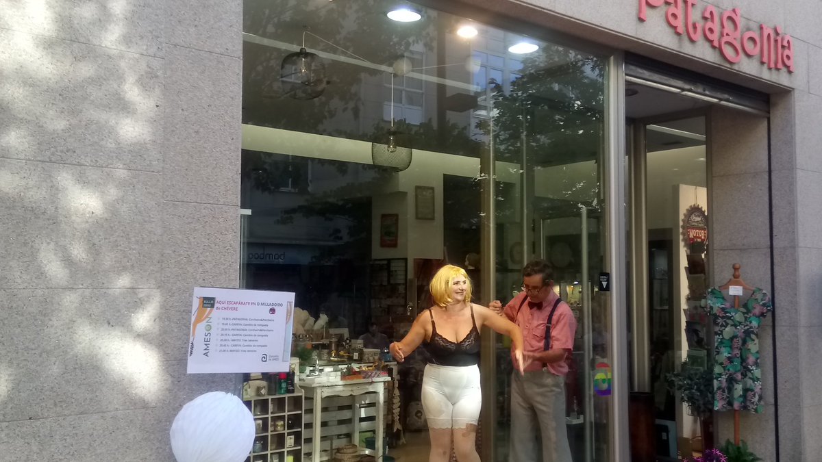 redenasa's tweet photo. Os manequíns tamén teñen sentimentos, así o conta o #EscapÁrate agora no Milladoiro #AmesON #Chévere #TeatroComercioDeProximidade #TeatroPostCovid19 https://t.co/pAheFdtfBR