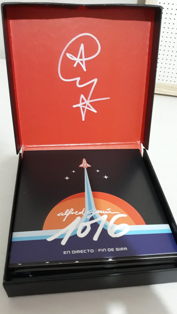 AlfredGarciaInt's tweet photo. Fotos del Box Set #1016ENDIRECTO firmado por @alfredgarcia que se llevará nuestro ganador o ganadora, y que ya se encuentra en España listo para envío. ¿A qué país de LATAM irá este Box Set? 🎁✈️📨🌎❤️ @alfredfansOFCL https://t.co/OUjxReSb5r