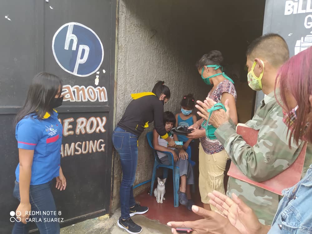MariaVallenil15's tweet photo. Hoy 17 de Julio  @_LaAvanzadora en Despliegue Casa x Casa en 4 Sectores del Eje 7 de la Pq San Simón Maturin atendiendo con Medicamentos y Calzados a 345 Pacientes con Enfermedades Crónica, Gracias a nuestro Presidente @NicolasMaduro @MervinMaldonad0  @Psuv_Maturin @FsmMonagas https://t.co/6DU9DxlRGv
