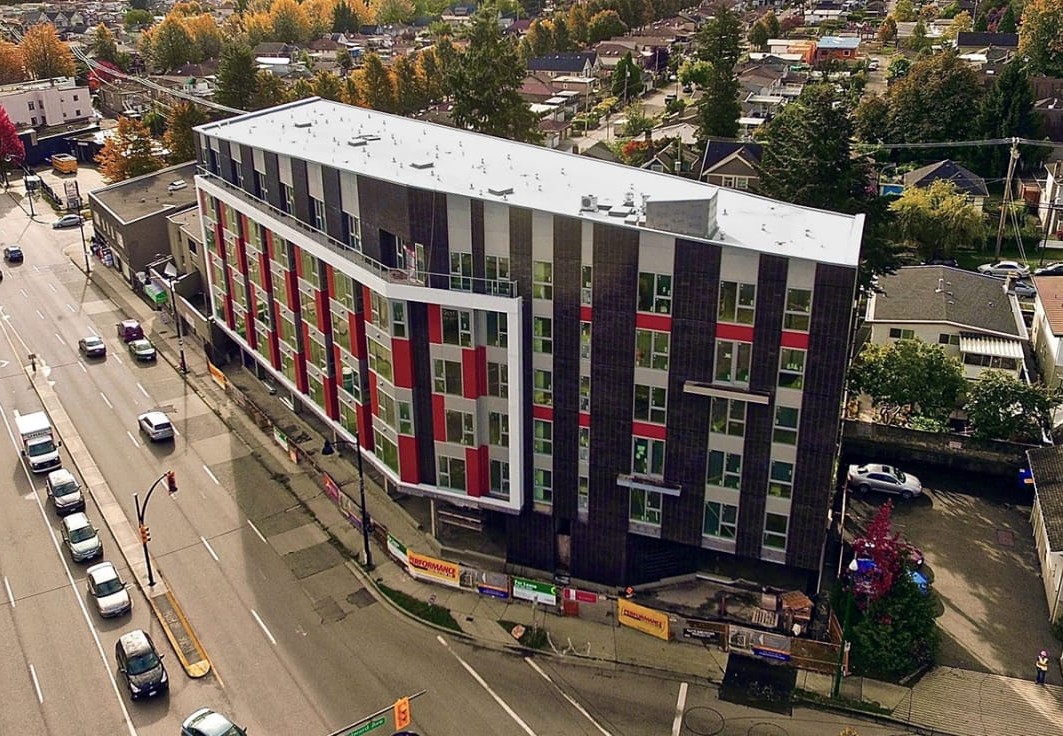 AL13Panel's tweet photo. This is King Edward Villa, a multi family project featuring 9000 sq ft of horizontal panel in burnt orange, silver metallic #architecture #cladding #facade #architect #acm #panel #rainscreen #al13 #panelsystem #plank #woodgrain #metal #aluminum #installer #gc #contractor #trades https://t.co/zisHx5CWYN