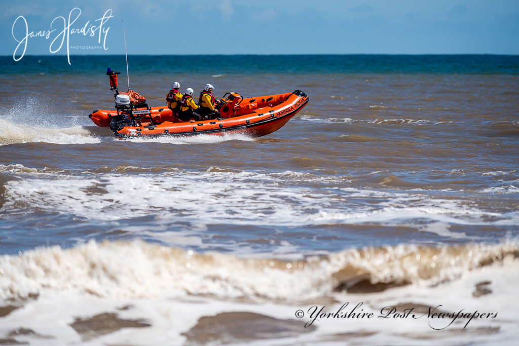 YPinPictures's tweet photo. What a great day spent with @hornsea_rescue
#Hornsea 'what a team' #savinglives what ever the #Weather in #Yorkshire see full feature in this weekend's #YPMag #Magazine and video online @yorkshirepost
@MarisaCashill
@mikegauntdesign
@IanDayPix
@JayMitchinson https://t.co/sJXQvD04Yt