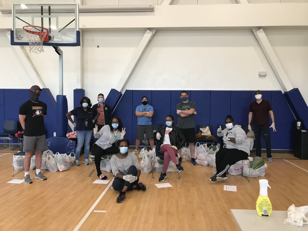 ONSHaitians's tweet photo. 🍅Healthy food, happy tummies!
We had such a great time stuffing food bags for delivery with @MadisonParkDC & @TheFoodProject!
❤️🥦 #LookToBoston #Roxbury https://t.co/9TlKoa73FY