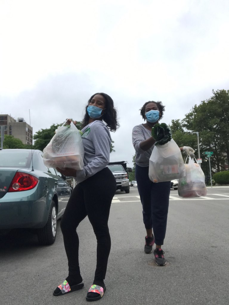 ONSHaitians's tweet photo. 🍅Healthy food, happy tummies!
We had such a great time stuffing food bags for delivery with @MadisonParkDC & @TheFoodProject!
❤️🥦 #LookToBoston #Roxbury https://t.co/9TlKoa73FY