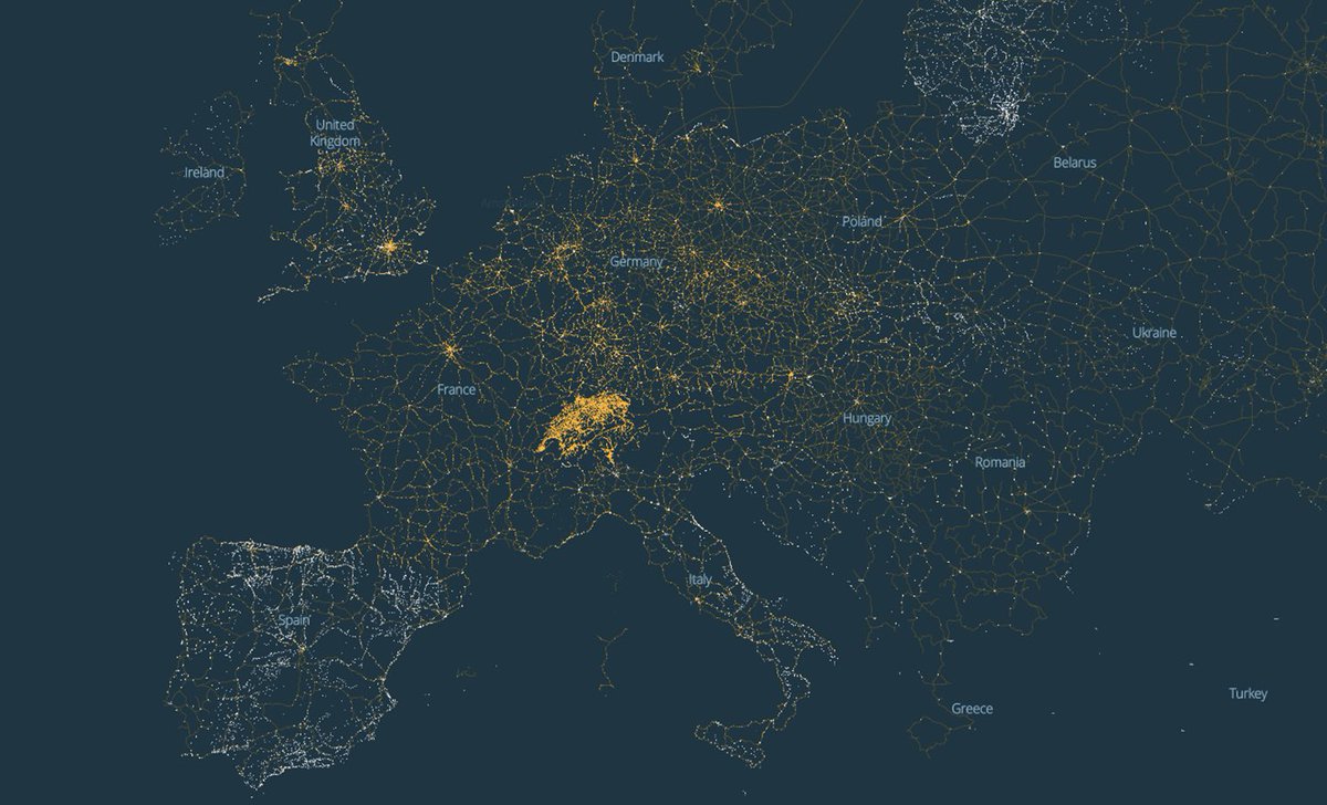 Fabien_Soulet's tweet photo. A ma collègue qui projetait de partir en Suisse en VOITURE visiter les montagnes. En🇨🇭? 👍 ... mais en 🚗 ? ❌  ! En🇨🇭, on va PARTOUT en transport en commun. La preuve en image : chaque point lumineux est un arrêt public. Impressionnant ! @TGV_Lyria 🚄 @RailService @GhCollinet https://t.co/Y77qurRxEZ