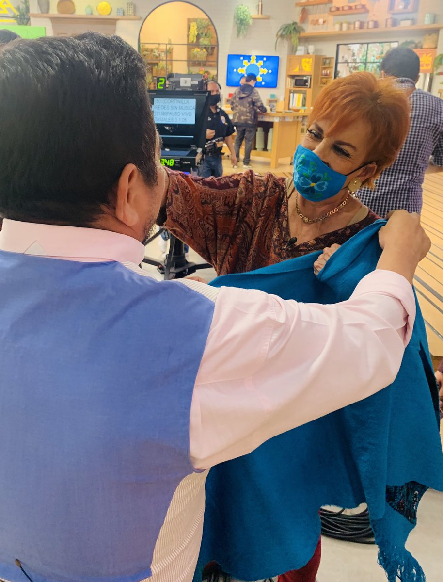lovirelaciones's tweet photo. El maestro @carlosmaciasmex presenta su más reciente canción dedicada al amor #LaMujerDeMisSueños en @saleelsoltv Gracias por su hospitalidad!!! #PuroCorazónChiapaneco https://t.co/o6DebREedB