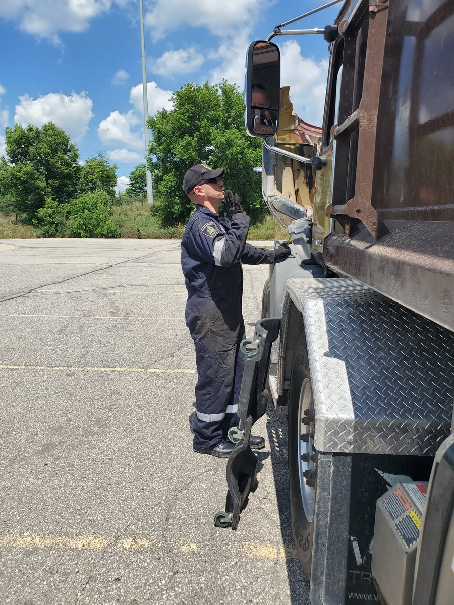 WRPSToday's tweet image. Officers are on area roads today as part of #OperationSafeDriver conducting commerial vehicle enforcement initiatives focused on speeding and vehicle safety. 

Road safety is everyone&apos;s responsibility.

Your communtiy, your choice.