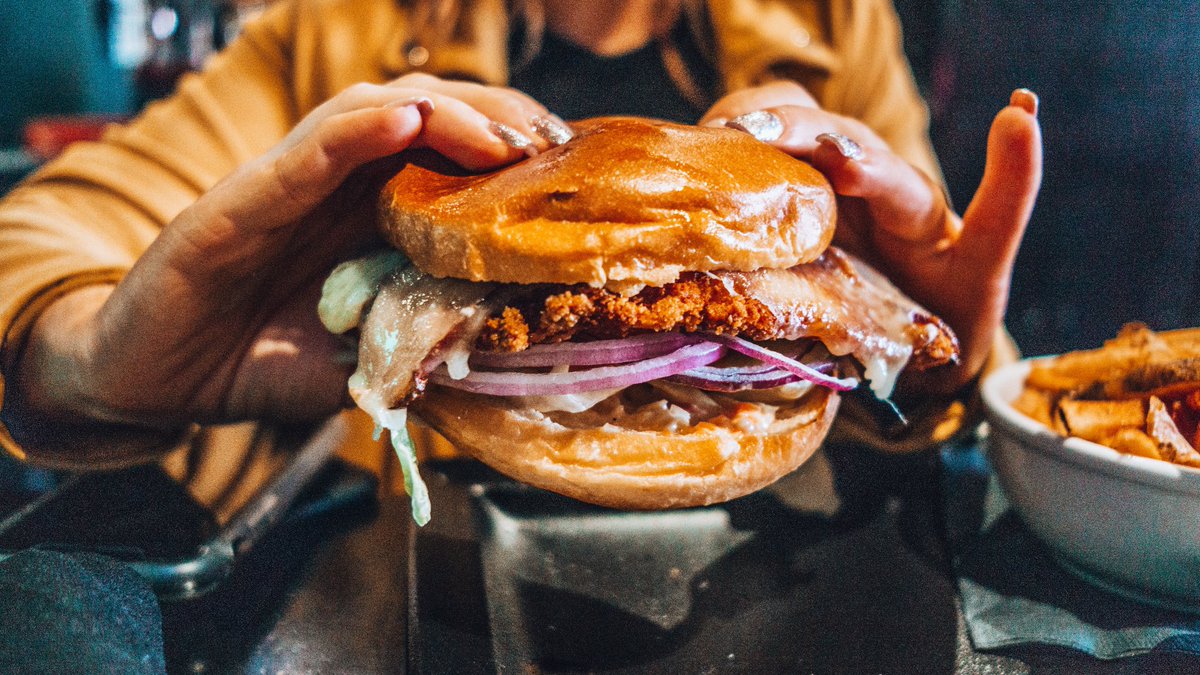 RedCard_'s tweet photo. Step up your lunch game with our crispy chicken sandwich. Buttermilk marinated chicken breast, breaded and fried with bacon, lettuce, tomato, red onions and Nona’s secret sauce. 🤤
#redcardsportsbar #vancityeats #vancityrestaurants #vancouverrestaurants #vancouverbc https://t.co/W40zkGw4r6