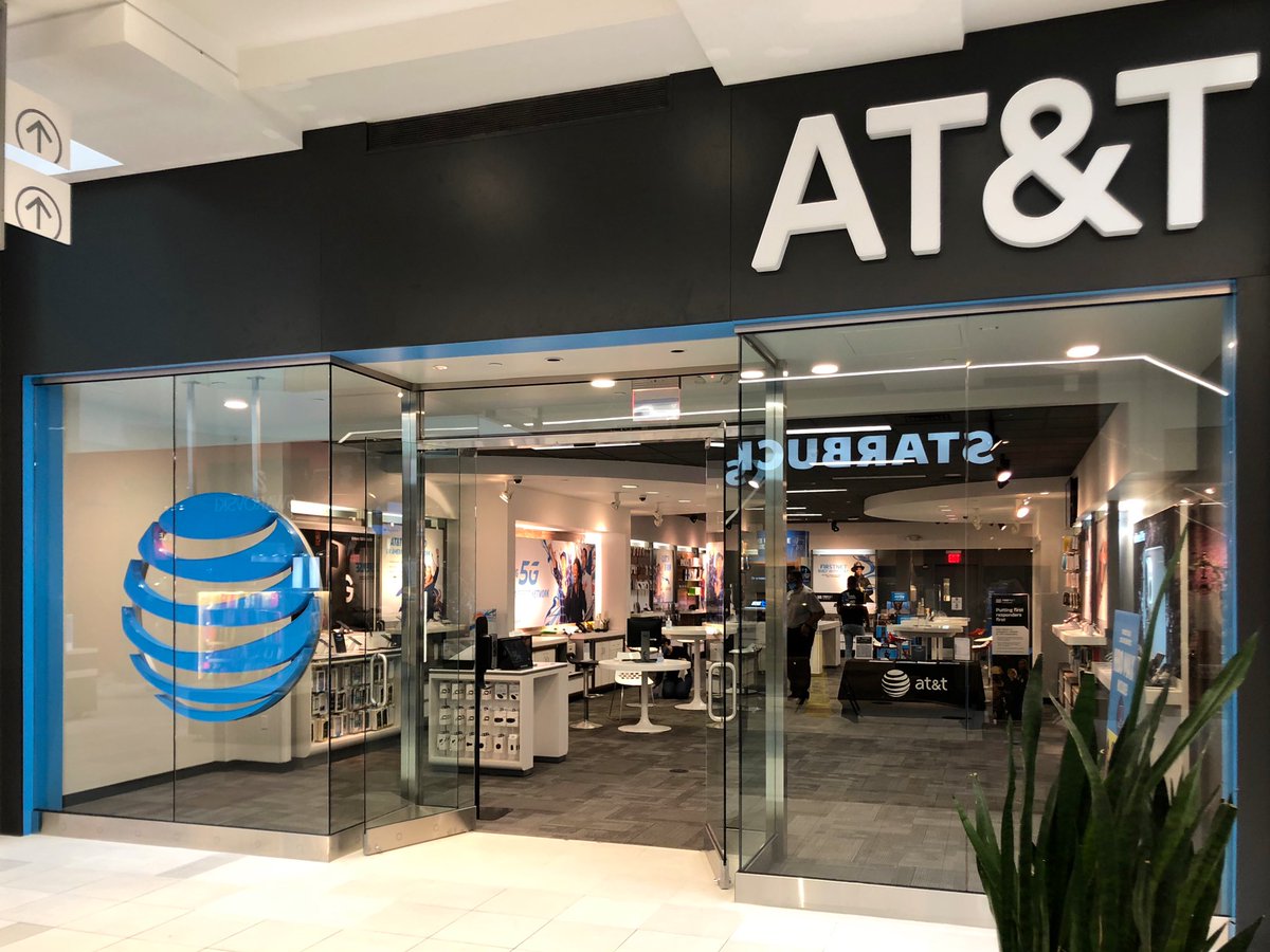 Check out our new store front at the CambridgeSide Mall location! 🎉 — <a href="/LawVulakh/">Lawrence Vulakh</a> <a href="/pnixnix/">Peter Nixon</a> <a href="/keroninc/">Keron Incarnato</a>