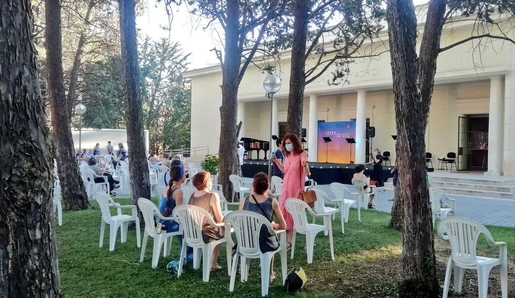 FundacionORCAM's tweet photo. Regresamos por último día a los jardines de nuestra sede en Hortaleza (@JMDHortaleza) para despedir #FueraDeRed, el festival que nos ha permitido volver a disfrutar de nuevo de la música en vivo.
@CulturaCMadrid https://t.co/aVGOQjSZ2J