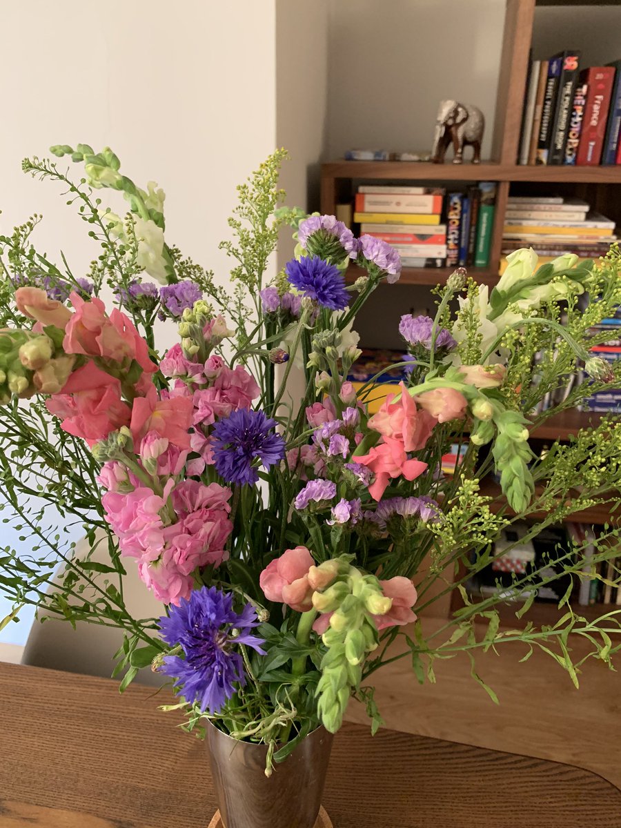 Arrived home after a loooong term to find these from a wonderful colleague. Thank you SO much. These are so thoughtful and so perfectly timed 😊 🙏🏻 x
#gratitiude #thankyou #team