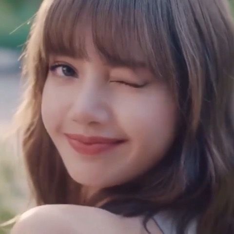 Taylor Swift and Lisa from BlackPink same energyA Thread