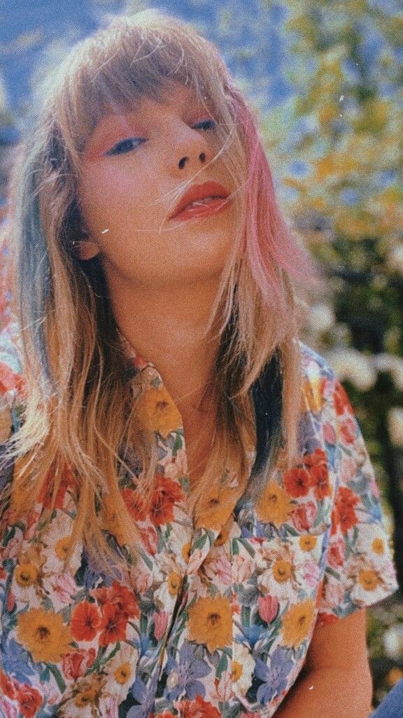 Taylor Swift and Lisa from BlackPink same energyA Thread