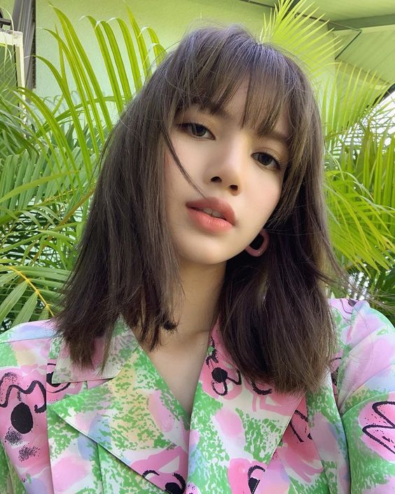 Taylor Swift and Lisa from BlackPink same energyA Thread