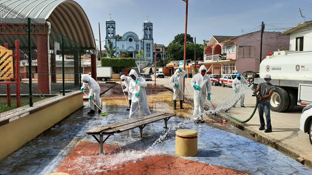 VickyRasgado84's tweet photo. Gracias a todos los compañeros que hicieron posible la limpieza de nuestro centro de V.Cuichapa en #Moloacán. Gracias también  a nuestro Glorioso Ejército Mexicano @SEDENAmx que con el #PlanDNIII nos apoya a promover la salud y la participación ciudadana. https://t.co/aCLi1CrrKS